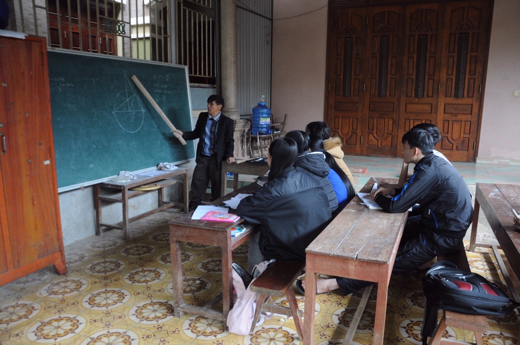 Thơ chọn lời bình: Bàn chân thầy giáo