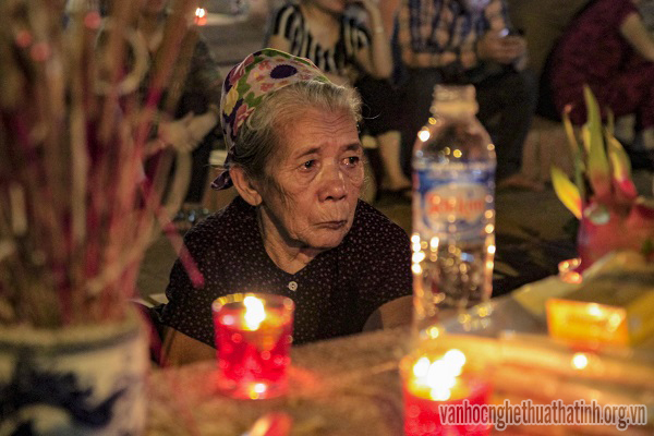 Thắp nến tri ân tại Nghĩa trang Núi Nài