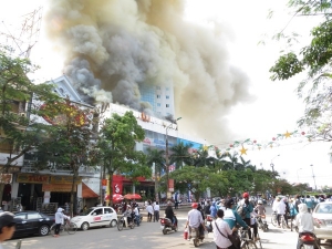 Cháy lớn tại Trung tâm thương mại BMC ở Hà Tĩnh