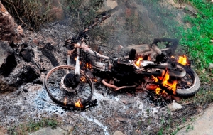 Xe máy tự bốc cháy trên đường