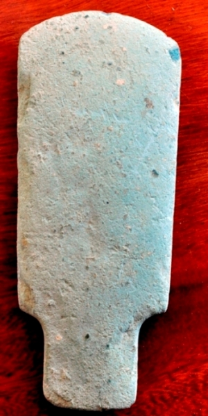 Chiếc rìu đá xanh cổ chưa rõ niên đại đang được lưu giữ tại Hương Sơn- Hà Tĩnh