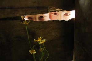 Bộ ảnh độc về cặp song sinh bạch tạng ở Hà Tĩnh