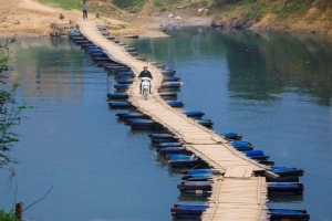 Chòng chành cầu phao chợ Hôm xã Phương Mỹ, Hương Khê.