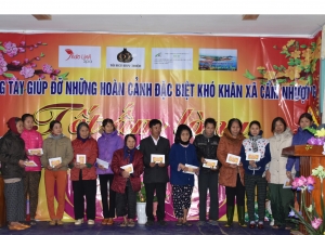 Cẩm Nhượng tặng quà tết cho người nghèo