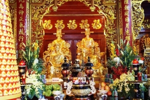 Choáng ngợp những pho tượng dát vàng tại đền Trần ở Hà Tĩnh