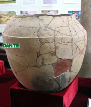 Cận cảnh quan tài bằng chum cổ hơn 2000 năm được phục dựng thành công