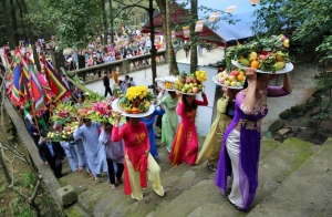 Tưng bừng lễ hội chùa Chân Tiên