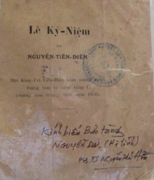 Tiếp nhận cuốn sách quý 