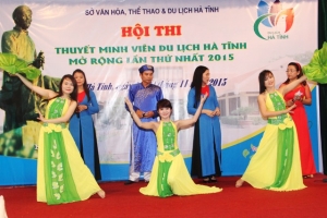         Tới tham dự có nguyên Ủy viên Bộ chính trị, Thường trực Ban Bí thư Phan Diễn cũng nhiều đại biểu con cháu họ Phan là lãnh đạo, nguyên lãnh đạo cao cấp của Đảng, Nhà nước, quân đội, công an, các bộ, ngành TW, lãnh đạo các tỉnh. Đại diện của dòng họ Nguyễn và họ Bùi Việt Nam cũng tới dự. Đại hội cũng đã chứng kiến sự có mặt của 320 đại biểu đại diện cho các Hội đồng tộc Phan của các tỉnh thành trong cả nước.  GS.TS Phan Hữu Dật phát biểu khai mạc  Ông Phan Khắc Hải ( nguyên Thứ trưởng Bộ VHTT), Hội phó TT PTVN trình bày Báo cáo Đại hội       Sau bài phát biểu khai mạc của GSTS Phan Hữu Dật, ông Phan Khắc Hải, nguyên Thứ trưởng Bộ văn hóa TT đọc báo cáo tổng kết hoạt động 5 năm và nhiệm vụ thời gian tới và các bài phát biểu chúc mừng của các đại biểu đại diện cho Hội đồng một số tỉnh: Hà Nội, TP Hồ Chí Minh, Hà Tĩnh, Cà Mau, Thái Bình, Thanh Hóa, Điện Biên… Thay mặt Ban cố vấn Hội đồng Phan tộc Việt Nam, ông Phan Diễn đã có bài phát biểu khẳng định những việc đã làm được của Hội đồng Phan tộc Việt Nam trong thời gian qua cũng như mong muốn sắp tới, Hội đồng Phan tộc Việt Nam có thêm nhiều thành tựu mới trong chấn hưng dòng họ, góp phần xây dựng và bảo vệ Tổ quốc.  Nguyên UV Bộ chính trị, TT Ban Bí thư, cố vấn PTVN Phan Diễn phát biểu tại Đại hội         Tại Đại hội lần này, trên cơ sở đề xuất của Hội đồng Phan tộc các tỉnh, Hội đồng Phan tộc Việt Nam đã quyết định trao Giải thưởng Phan Kính lần thứ hai cho hơn 30 con cháu họ Phan thành đạt, góp nhiều công lớn cho việc họ, trong đó Hà Tĩnh có Đại tá Phan Văn Đán, nguyên Trưởng công an huyện Nghi Xuân, Hội trưởng Phan tộc Nghi Xuân, nhà văn Phan Trung Hiếu, Chủ tịch Hội liên hiệp VHNT Hà Tĩnh, Hội phó Hội đồng Phan tộc Hà Tĩnh và một số con cháu quê gốc Hà Tĩnh.  Hội phó PTVN, Hội trưởng PT Hà Tĩnh Phan Bình tham luận tại Đại hội  Thiếu tướng Phan Khắc Hy, Hội phó PTVN trao Giải thưởng Phan Kính         Với tinh thần hiệp thương dân chủ, Đại hội đã thống nhất bầu ra 47 vị vào Ban chấp hành Phan tộc Việt Nam. GS.TS Phan Hữu Dật được suy tôn làm Hội trưởng danh dự. Nguyên Thứ trưởng Bộ văn hóa TTDL Phan Khắc Hải  được bầu làm Hội trưởng.  Hội phó PTVN gồm các ông: Phan Khắc Hy, Phan Quang Bình, Phan Bình, Phan Văn Hiến, Phan Xuân Thanh, Phan Bá Dân. Ban thường trực gồm 7 vị: Phan Khắc Hải, Phan Quang Bình, Phan Đán, Phan Trọng Hùng, Phan Văn Hiến, Phan Văn Đính, Phan Xuân Thanh.  Đoàn đại biểu của Hội đồng Phan tộc Hà Tĩnh gồm 12 đại biểu tham dự Đại hội.  Ban chấp hành Hội đồng PTVN khóa III ra mắt nhận nhiệm vụ       Số đại biểu là con cháu gốc họ Phan Hà Tĩnh tham dự Đại hội tộc Phan cả nước rất đông, trong đó có những vị hiện đã và đang tham gia trong Hội đồng Phan tộc Việt Nam và Phan tộc các tỉnh, thành: Phan Quang Bình (quê Nghi Xuân, Hội trưởng PT Hà Nội nay là Hội phó PTVN,  Phan Khắc Hy, quê Đức Thọ Hội trưởng PT TP Hồ Chí Minh nay là Hội phó PTVN, Phan Xuân Thanh ( quê Nghi Xuân, nay là Hội phó PTVN), Phan Văn Đính (quê Đức Thọ, Ủy viên Thường trực, Tổng thư ký Phan tộc Việt Nam), Phan Trọng Hùng ( quê Thạch Hà, UV Thường trực  PTVN), Phan Đình Phúc ( quê Thạch Hà, CVP Hội đồng Phan tộc VN), Phan Trọng Khánh ( quê Nghi Xuân, Hội đồng PT Hải Phòng), Phan Hòa ( quê Can Lộc, HĐPT Thừa Thiên Huế), …        Đại hội Phan tộc Việt Nam không chỉ là dịp gặp gỡ giao lưu, kết nối của đồng tộc Phan trong cả nước mà còn của cả những con cháu họ Phan gốc Hà Tĩnh.  Đoàn đại biểu Phan tộc Hà Tĩnh và một số con cháu gốc Hà Tĩnh chụp ảnh lưu niệm tại Đại hội Phan Trung Hiếu