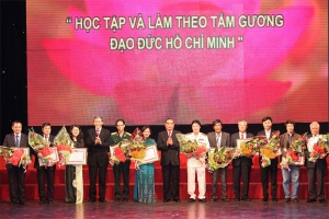 Lễ trao giải sáng tác, quảng bá tác phẩm văn học, nghệ thuật, báo chí xuất sắc đợt 1 năm 2013 về chủ đề 