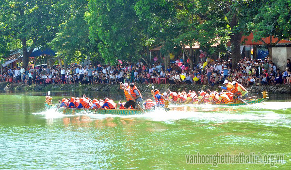  Đua thuyền trên Hồ Bình Sơn, huyện Hương Khê.