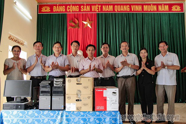 Trao quà hỗ trợ phường Tân Giang xây dựng đô thị văn minh