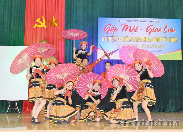Trường THCS Cẩm Nhượng : Gặp mặt  - Giao lưu kỉ niệm 35 năm ngày nhà giáo Việt Nam