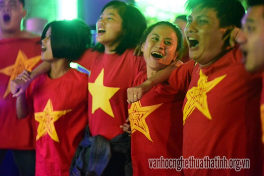 Người dân Hà Tĩnh xuống đường ăn mừng chiến thắng U23 Việt Nam