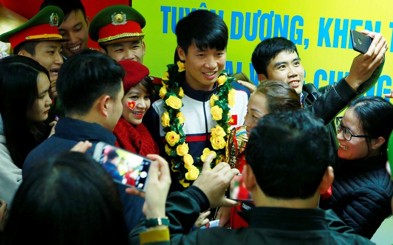 Lãnh đạo tỉnh Hà Tĩnh gặp mặt, khen thưởng trung vệ Bùi Tiến Dũng