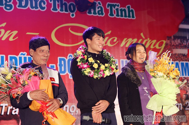 Đức Thọ đón mừng cầu thủ trung vệ Bùi Tiến Dũng tại quê nhà