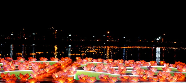 Hoa đăng sáng rực sông Hương cầu quốc thái dân an