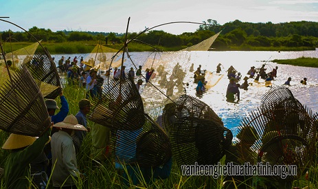 Đặc sắc lễ hội đánh cá Đồng Hoa