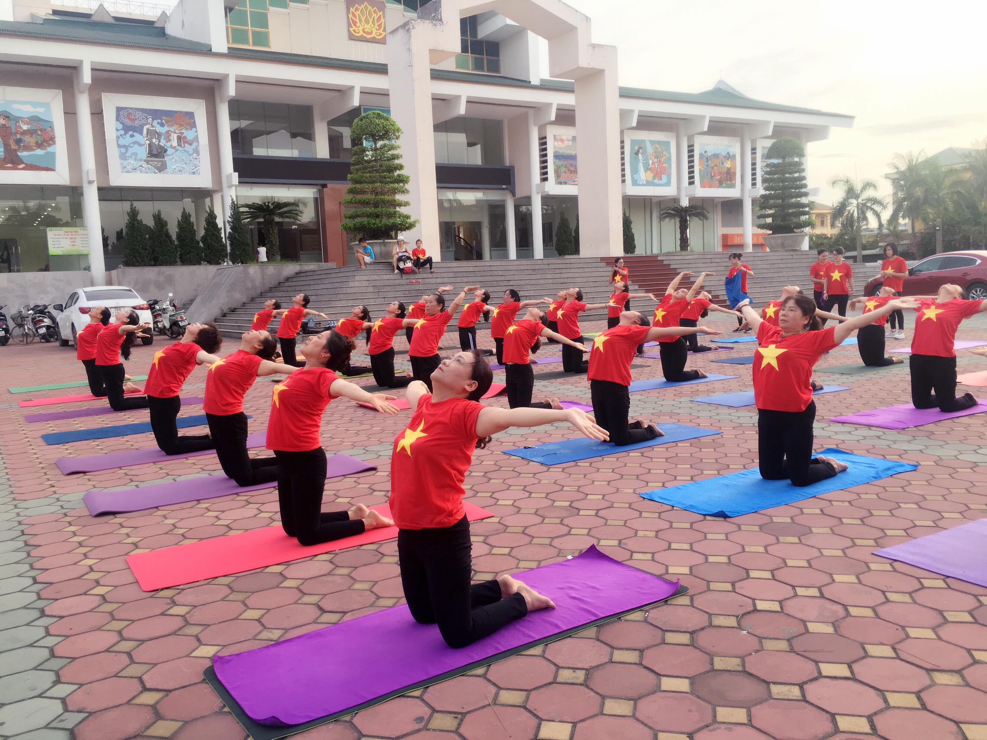 YOGA- SỰ HỮU ÍCH CỦA MỘT MỘT MÔN THỂ THAO RÈN LUYỆN SỨC KHỎE VÀ KẾT NỐI CỘNG ĐỒNG