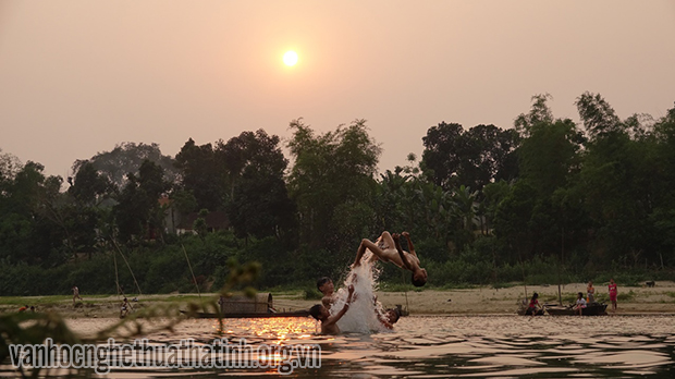 Chùm ảnh cuộc sống và con người trên sông Ngàn Phố