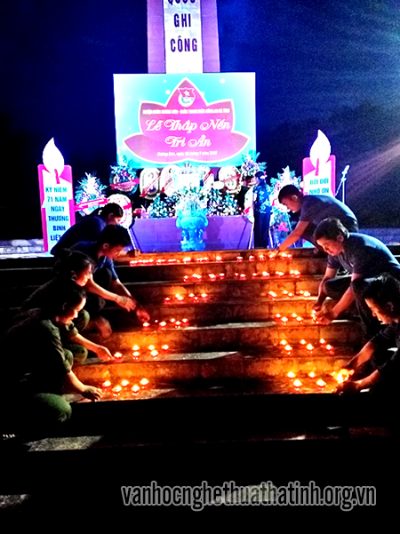 Hàng trăm đoàn viên thanh niên thắp nến tri ân các liệt sỹ tại nghĩa trang Nầm - Hương Sơn.