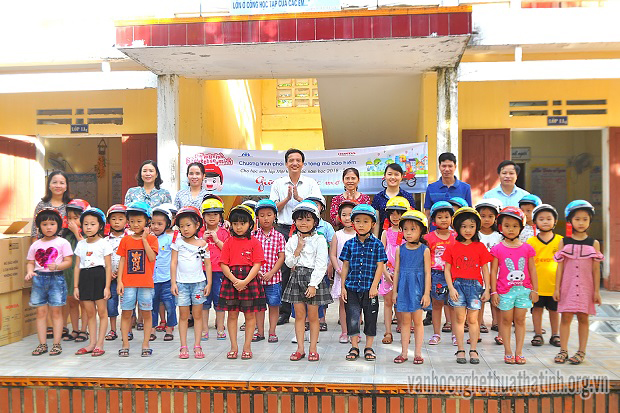   Honda Việt Nam tặng mũ bảo hiểm cho học sinh lớp 1 Hương Sơn