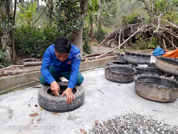 Chàng trai biến lốp xe cũ thành chậu trồng hoa lãng mạn