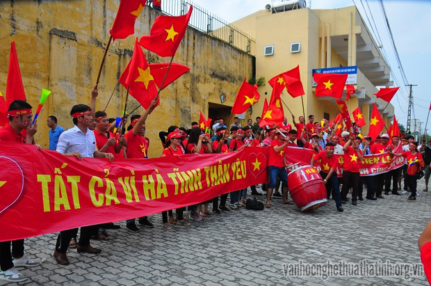  Người hâm mộ Hà Tĩnh hào hứng ra sân Vinh cổ động cho đội bóng đá Hà Nội 