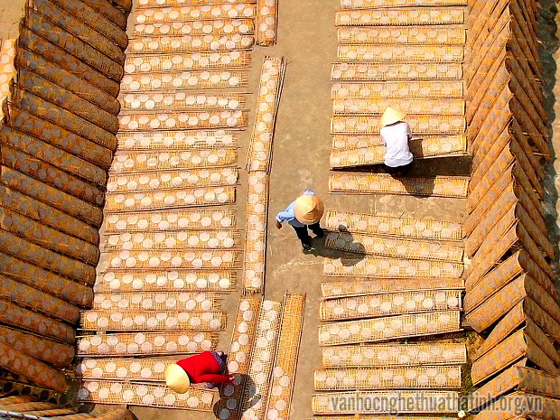 Sản xuất bánh đa bằng máy tại phố núi Hương Sơn