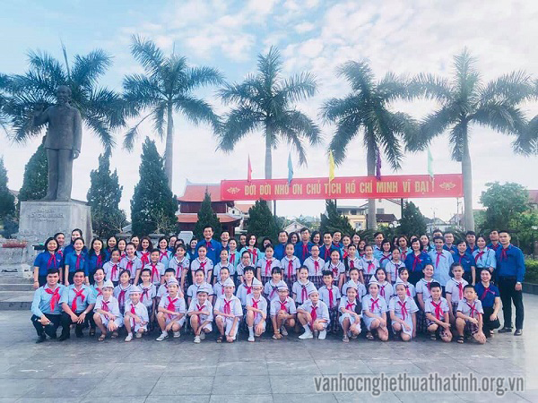 Lễ dâng hương, báo công tại khu lưu niệm Bác Hồ