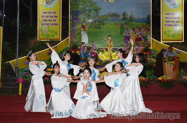 Trang nghiêm đại lễ Phật đản tại chùa Cầm Sơn