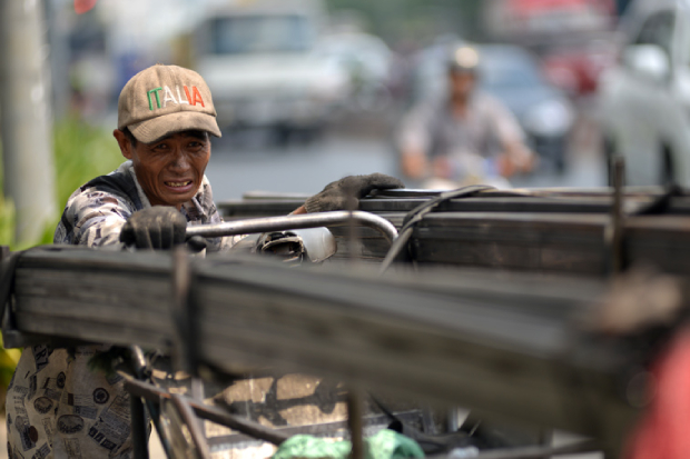 Người dân Hà Tĩnh oằn mình mưu sinh trong nắng nóng