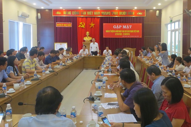 Nghi Xuân gặp mặt báo chí
