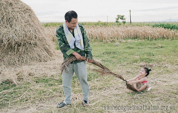 Cực đáng yêu bộ ảnh ra đồng của hai cha con người Hà Tĩnh
