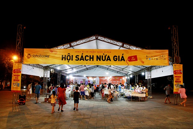 Hội sách Nửa Giá Alpha Books tại Hà Tĩnh