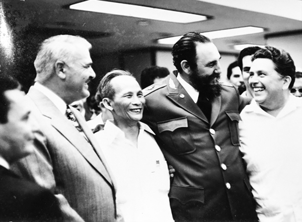 Hạt giống đỏ từ làng biển