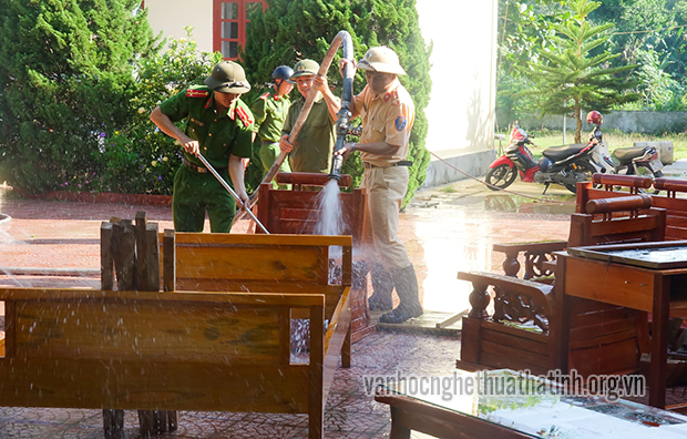 Công an Hương Sơn giúp nhân dân ổn định sau mưa lũ