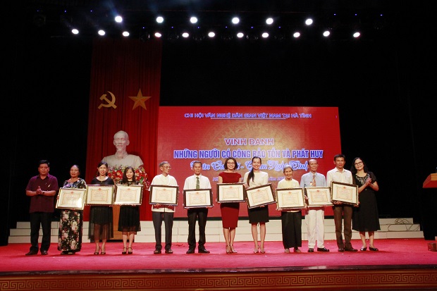 Lễ trao tặng bằng Nghệ nhân dân gian tại Hà Tĩnh