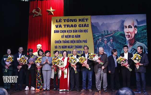 Cố tác gia Phan Lương Hảo được vinh danh tại Lễ Tổng kết và trao giải Kịch bản Văn học Kỷ niệm 75 năm Ngày thành lập Quân đội nhân dân Việt Nam