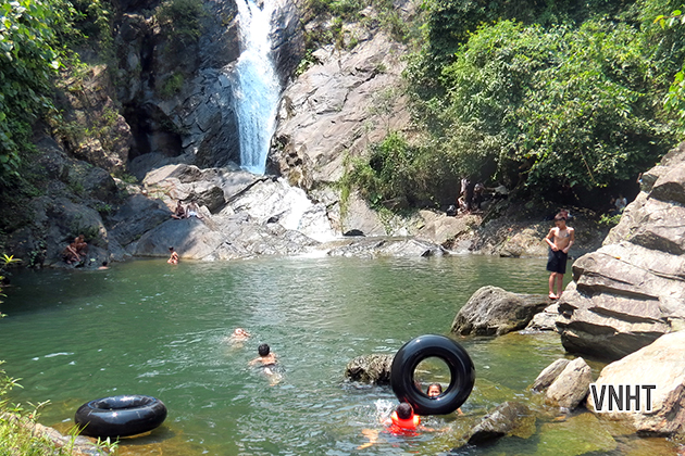 Vẻ đẹp hoang sơ của núi rừng Hương sơn hút khách trong ngày nghỉ lễ