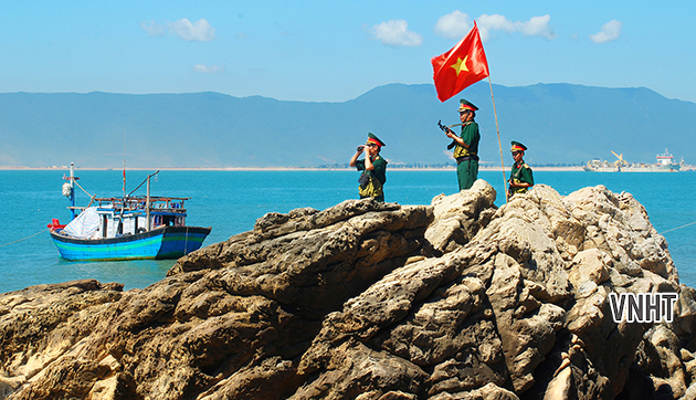 Cánh chim trên chớp sóng