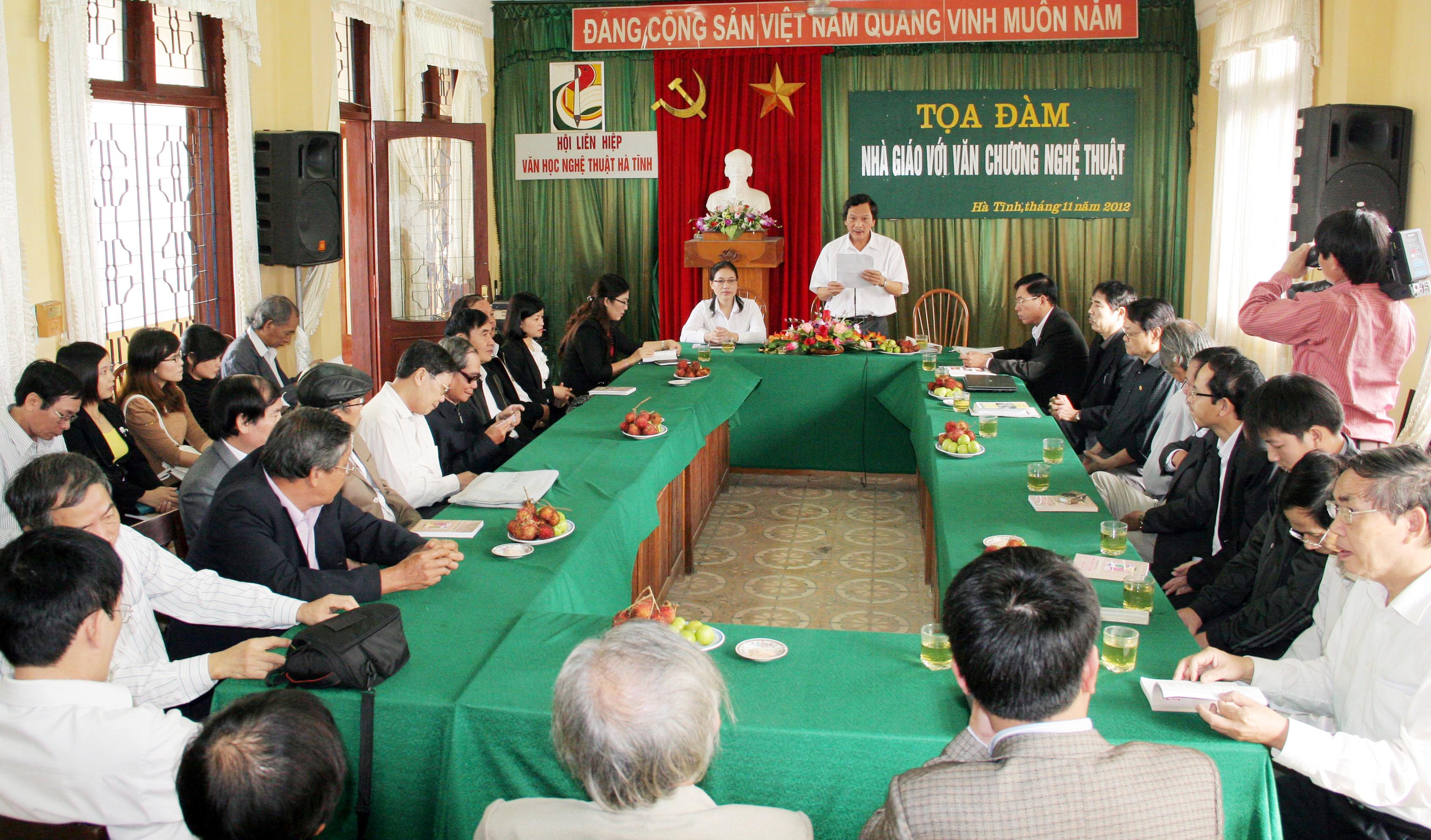 “Duyên bút mực” giữa văn nghệ Hà Tĩnh và ngành giáo dục  