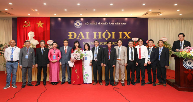 Nghệ sĩ nhiếp ảnh Trần Thị Thu Đông đắc cử Chủ tịch Hội Nghệ sĩ nhiếp ảnh Việt Nam