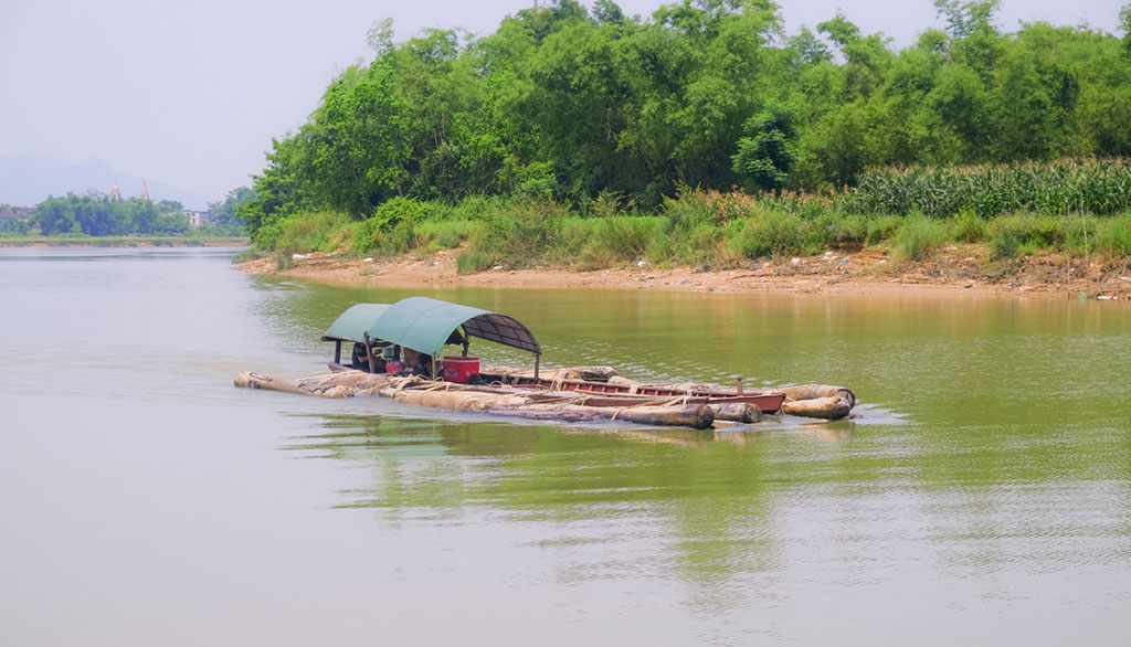 Thơ chọn lời bình: Bè xuôi sông La