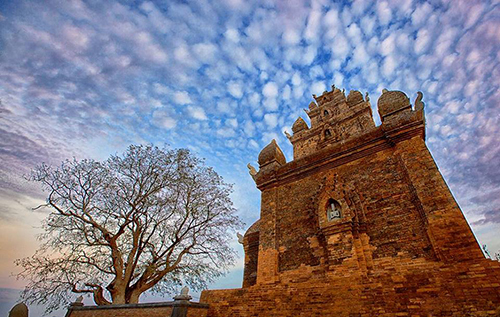  Truyện ngắn DƯỚI BÓNG THÁP của Tác giả NGUYỄN THỊ KIM HÒA                          