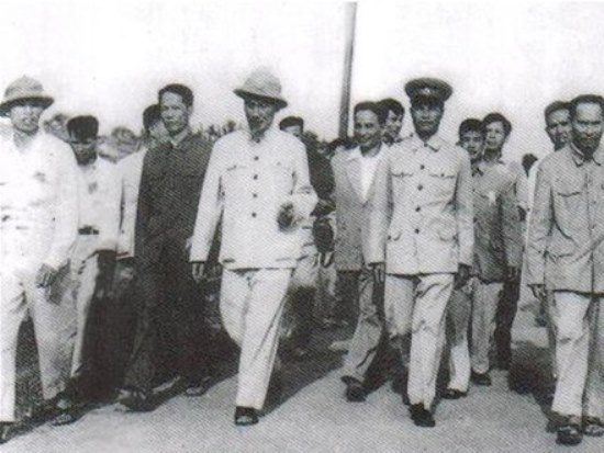 Phong cách giản dị, gần gũi trong bài nói chuyện của chủ tịch Hồ Chí Minh tại chuyến thăm và làm việc ở Hà Tĩnh (15/6/1957)