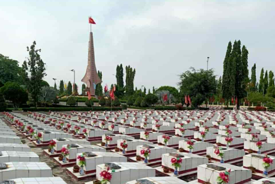 “Khi ta ở, chỉ là nơi đất ở...”