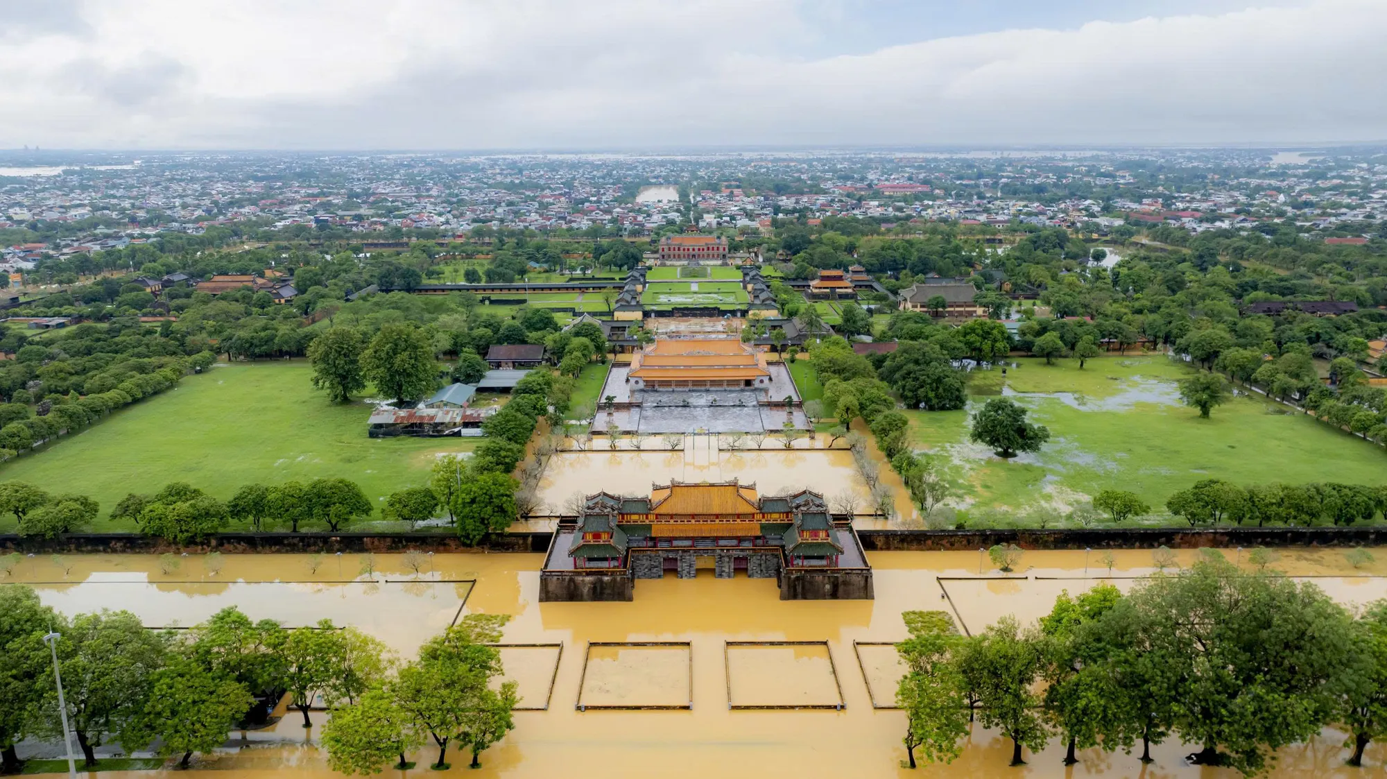 Rồi Huế mùa mưa lụt – Tản văn của Trần Bạch Diệp