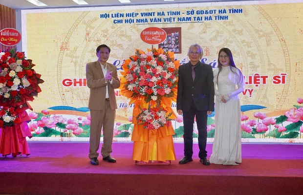 Lễ ra mắt sách “Ghi chép về Nhà giáo - Liệt sĩ” của nhà thơ Lê Văn Vỵ